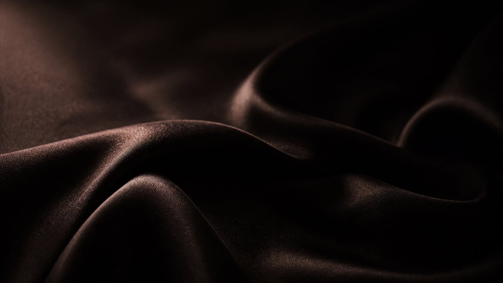 tessuto scuro in chiaroscuro con sottotoni caldi