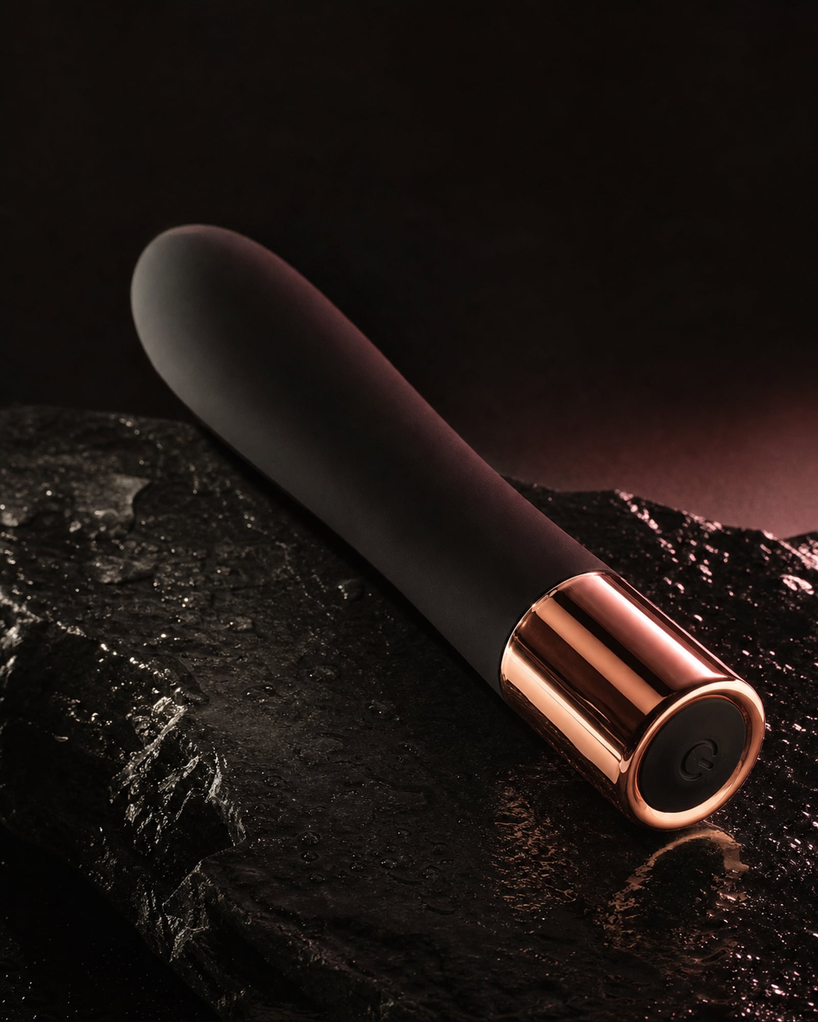 Marea — silicone nero opaco con base in oro rosa, vista a tre quarti